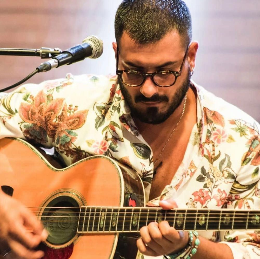 Carmelo Casile — Voce e chitarra