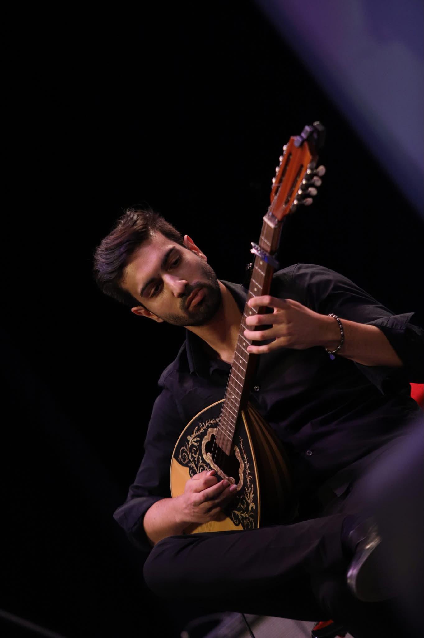 Simone Latella — Chitarra e bouzouki greco